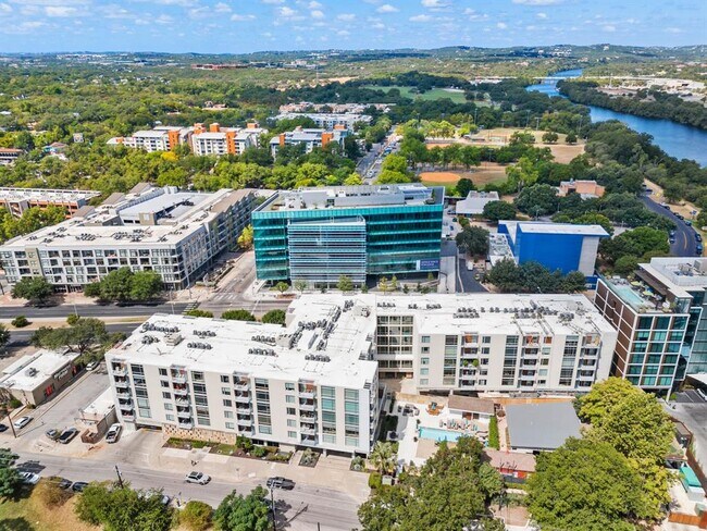 Building Photo - 210 Lee Barton Dr