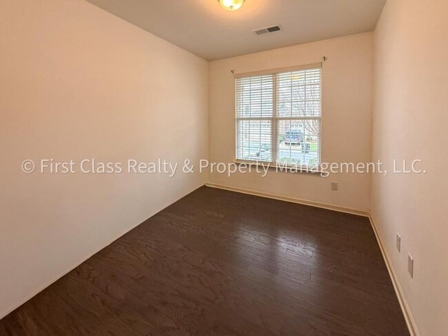 Building Photo - 565 Park View Drive