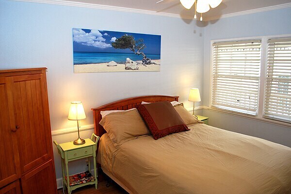 Building Photo - Furnished Short Term Vista Del Mar Apartments