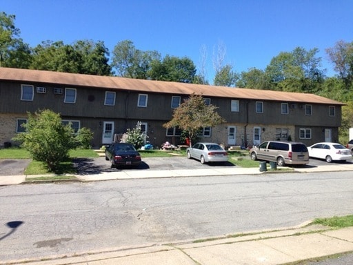 Building Photo - Spacious 3BR Townhome - LOTS OF ROOM!!! - ...