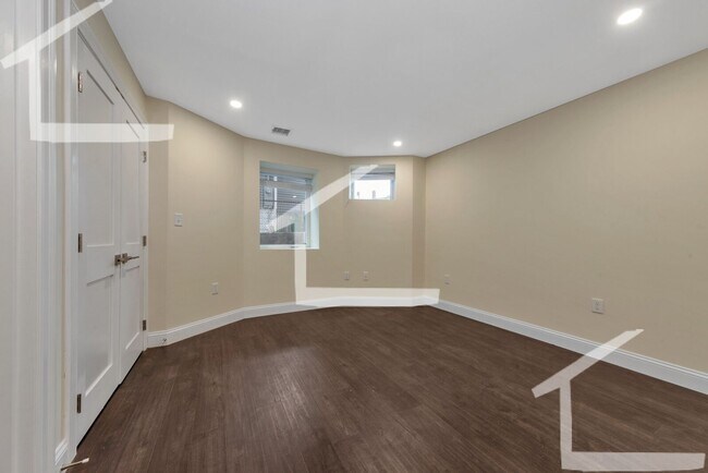 Building Photo - Huge 5 bed in Medford