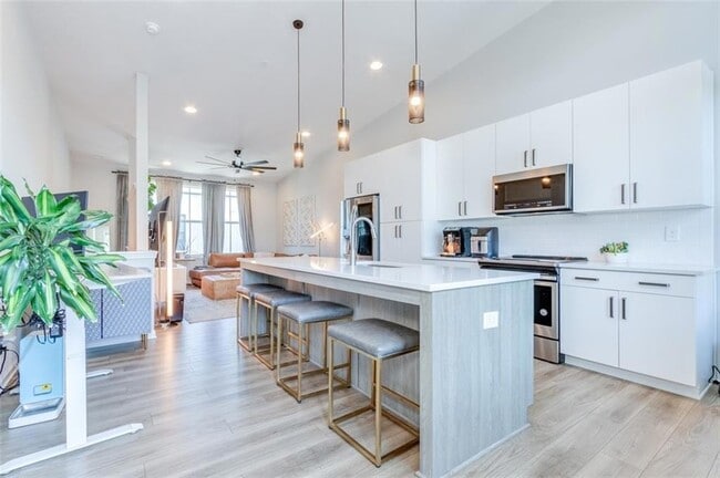 Building Photo - 912 Brees Ct