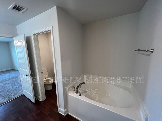 Building Photo - 1010 Brookhaven Dr