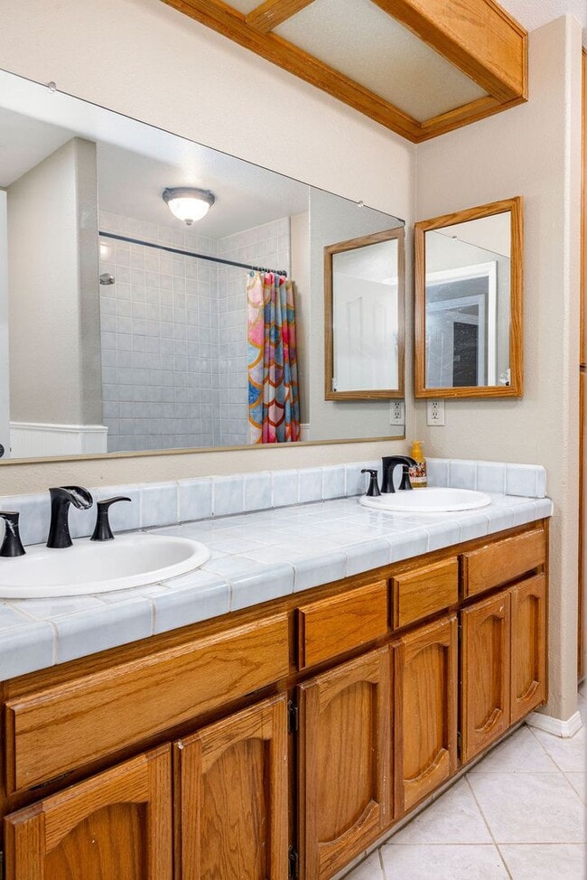 Building Photo - NORTHWEST SOLAR HOME - AVAILABLE NOW!!