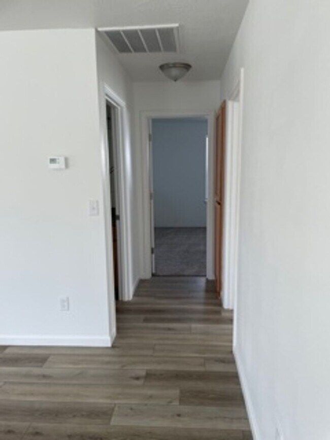 Building Photo - 3 BEDROOMS SINGLE LEVEL HOME