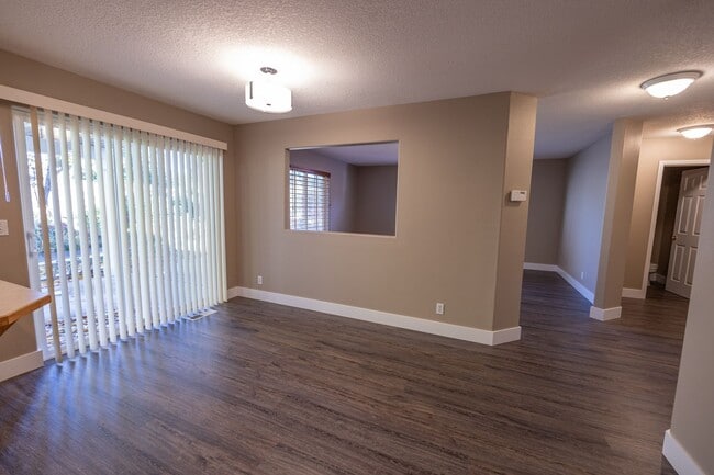 Building Photo - Three bedroom home with a bonus room and Air Conditioning - Built in 2000