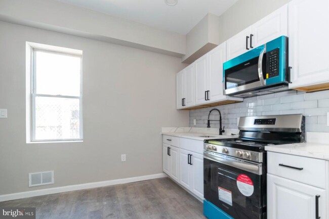 Building Photo - 3026 W Garrison Ave