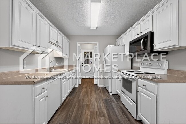 Building Photo - 1700 Crabtree Cir