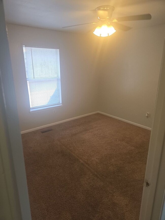 Building Photo - Near Prisma Health 2 bed 1.5 bath Townhome