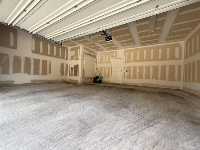 Building Photo - 13800 Lyndhurst St
