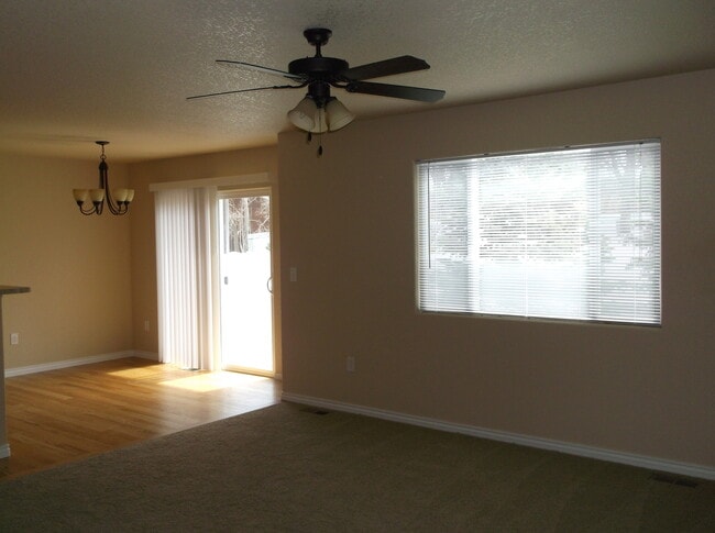 Building Photo - 3 BEDROOM, 2.5 BATH, 2 CAR ATTACHED GARAGE TOWNHOUSE