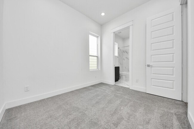 Building Photo - 5402 Margarita St