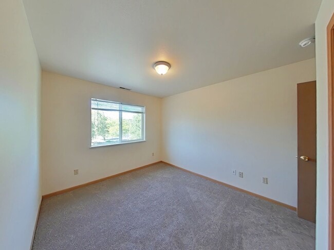 Building Photo - Townhouse-style End unit 3BD, 1.5 BA with attached garage