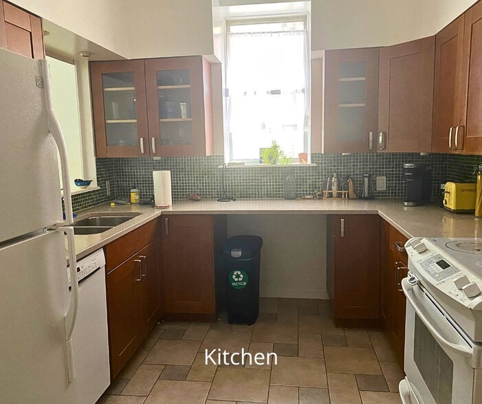 Kitchen - 1810 Calvert St NW