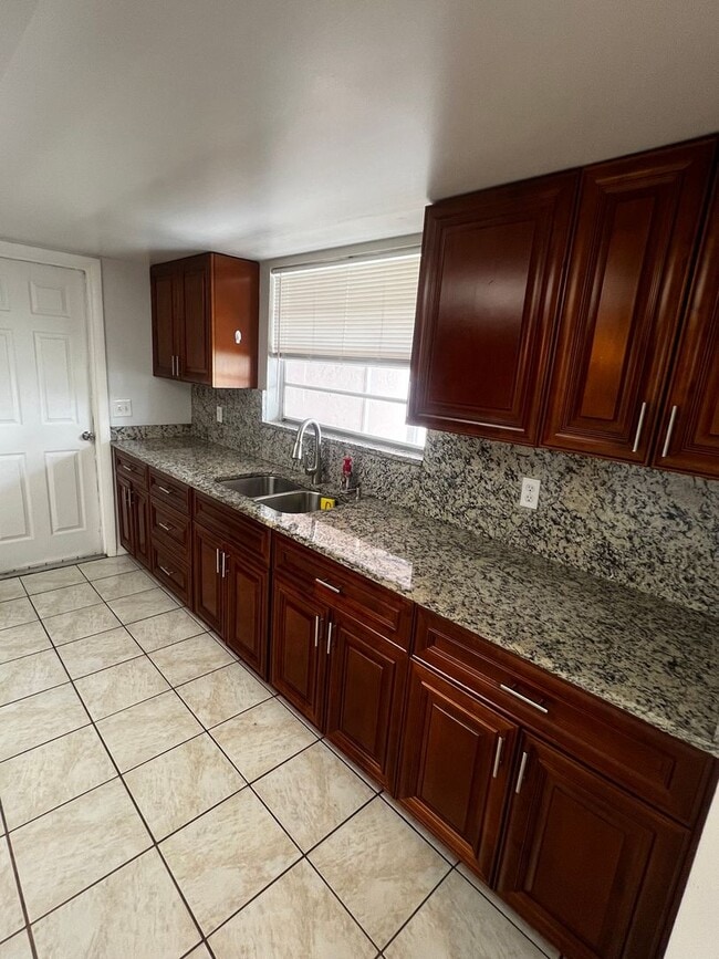 Building Photo - 3 BEDROOM 2 BATH CONVENIENTLY LOCATED WITH A TROPICAL OASIS IN THE BACK YARD!