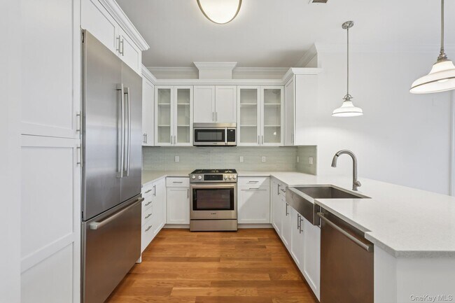 Building Photo - 11 River St