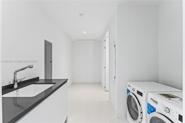 Building Photo - 300 Biscayne Blvd Way