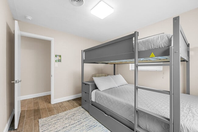 Building Photo - 128 Martin St