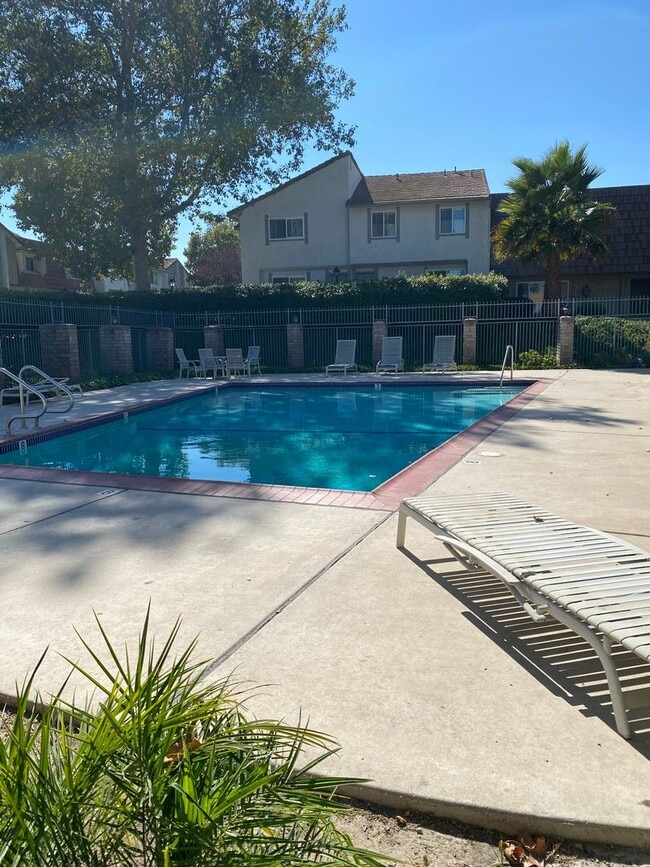 Building Photo - 3 bed, 2 1/2 bath two story townhome in Th...