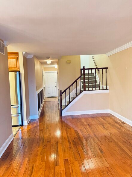 Building Photo - 2 Belmont