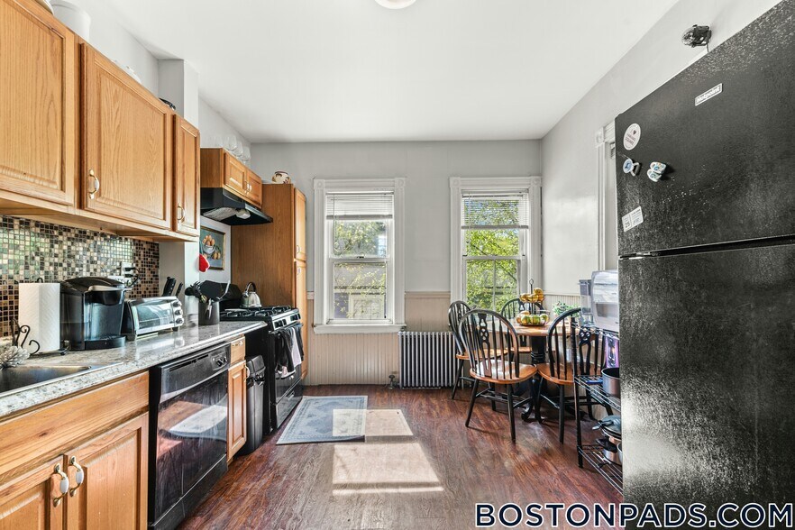 Building Photo - 175 River St