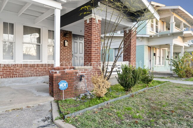 Building Photo - Charming studio 1-bathroom townhome in the...