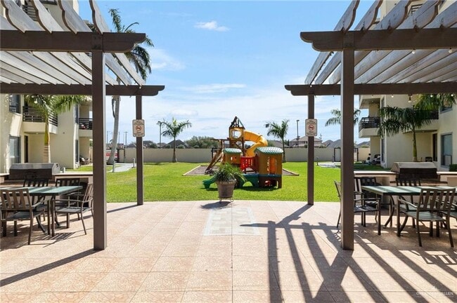 Building Photo - 26 Travis St