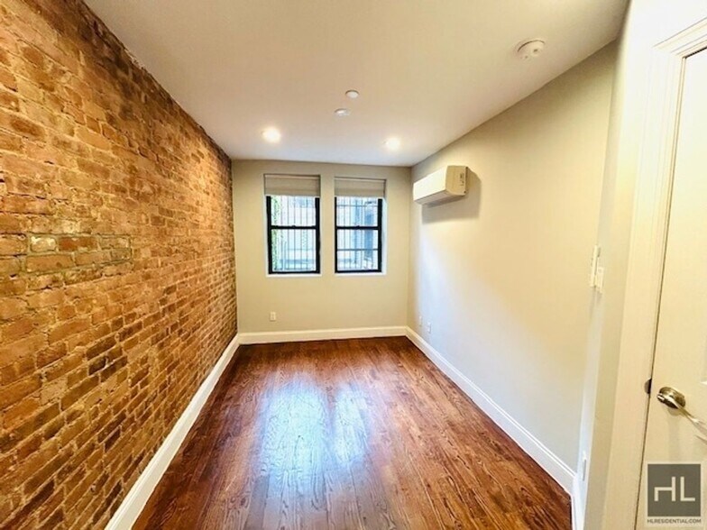 Building Photo - Enormous Striver's Row 2 Bedroom/Flex 3 Du...