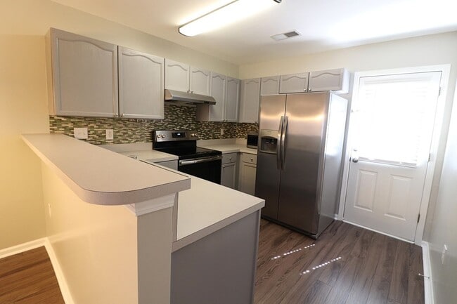 Building Photo - Super Cute 2 bedroom 2 bath townhome In Ro...