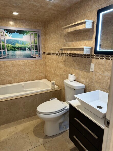 Jacuzzi - 104 N 7th St