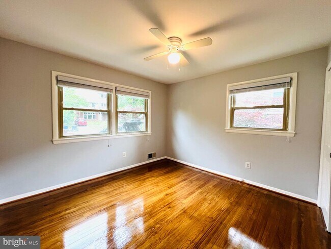 Building Photo - 2220 Primrose Dr