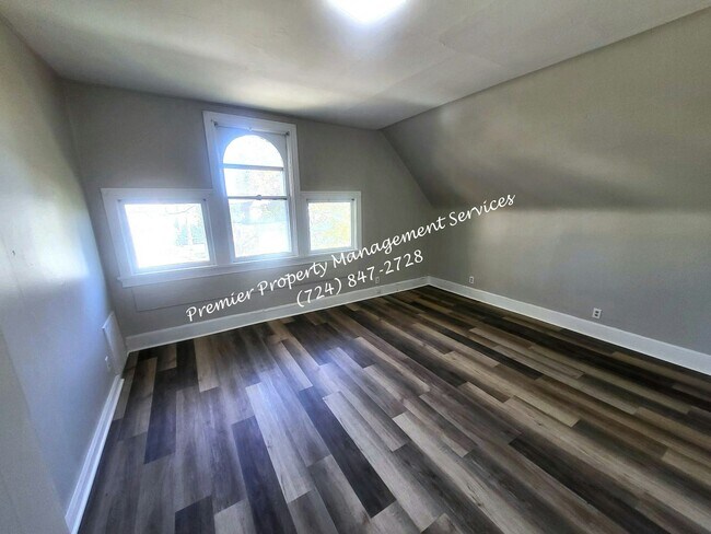 Building Photo - 345 Iroquois Pl