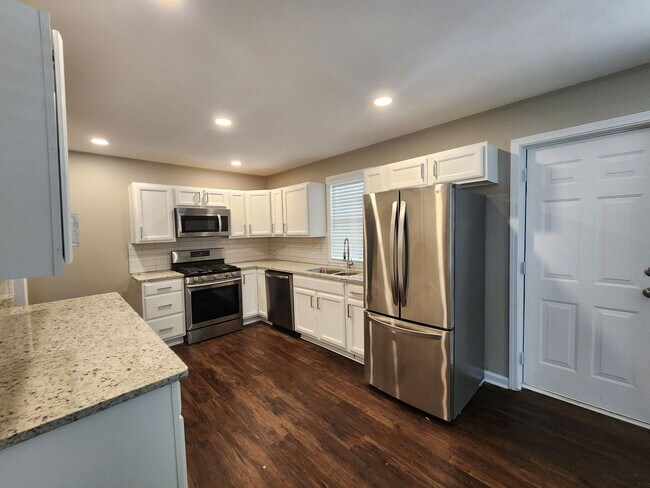 Building Photo - 3 Bedrooms 1.5 Baths Carport - Midtown