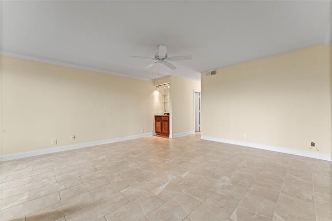 Building Photo - 817 SE 12th Ct