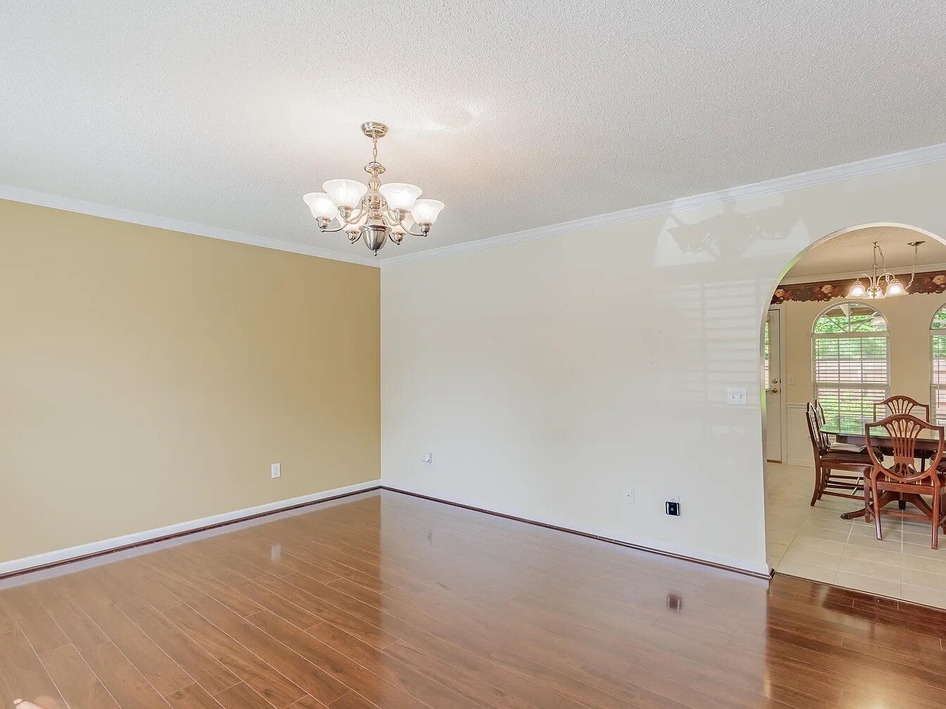 Building Photo - 1701 W Oak Dr