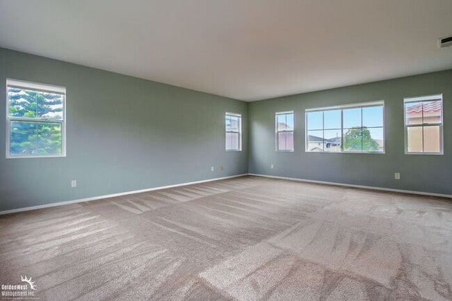 Building Photo - Beautifully 5Bdm 3.5Ba Home in Prime Location