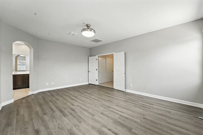 Building Photo - Welcome to this stunning 3-bedroom, 2-bath...