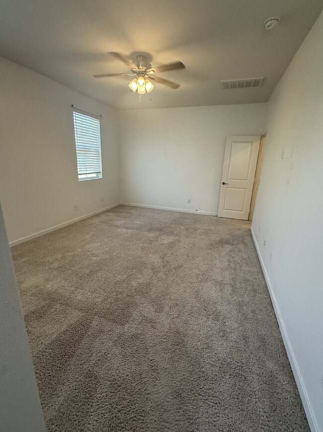 Building Photo - $500 OFF MOVE IN - Must take possession within 14 days.  Located in the desirable Vista Bella com...