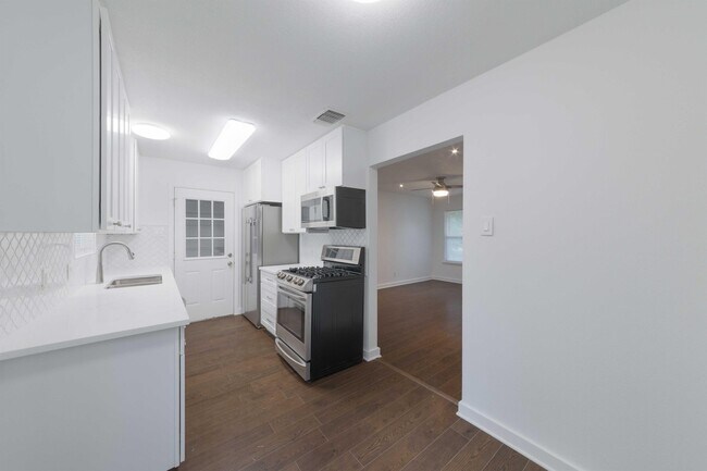 Building Photo - 205 Chippendale Ave