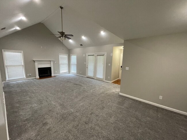 Building Photo - Exclusive Shelbyville Condo For Rent
