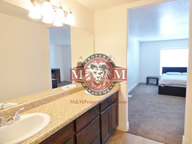 Building Photo - 3 Bd 3.5 Bath 2 Car Garage Townhome in Sandy