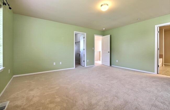 Building Photo - Open Floor Plan Home!  3 Bedroom, 2.5 bath with Loft