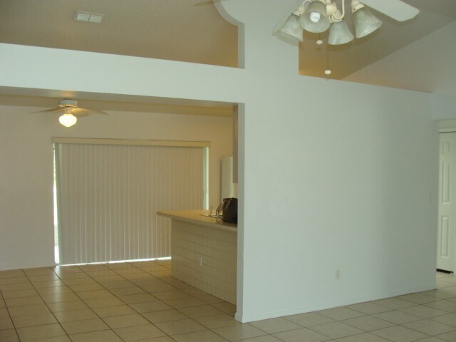 Building Photo - 3 Bed/2 bath 2 Car July 1 st  Call Carole ...