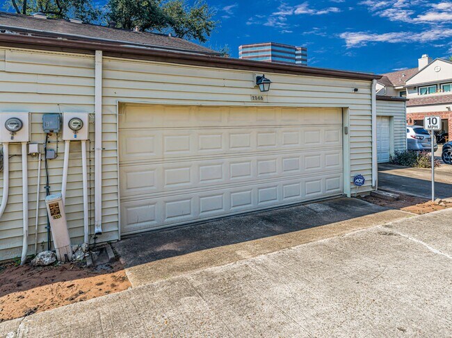 Building Photo - 2568 Bering Dr