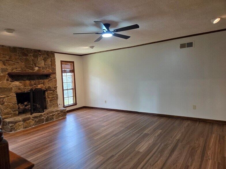 Building Photo - 5609 Fieldcrest Ave