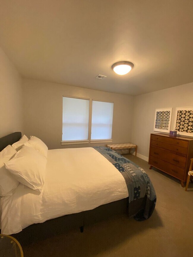 Building Photo - Great Location in Hood River Spacious 5-Bedroom Home with Private Bathrooms & Spacious Open Layout