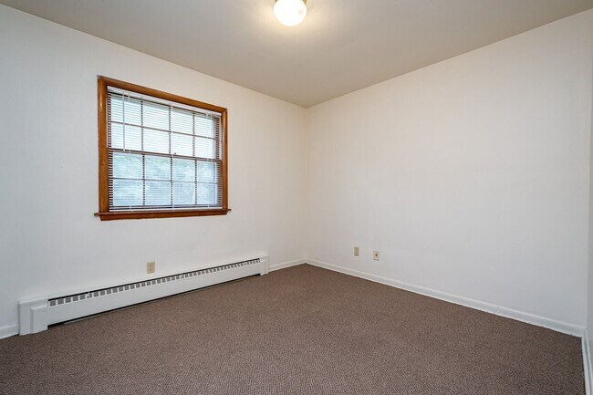 Building Photo - Random Residential Properties LLC-404 E Foster