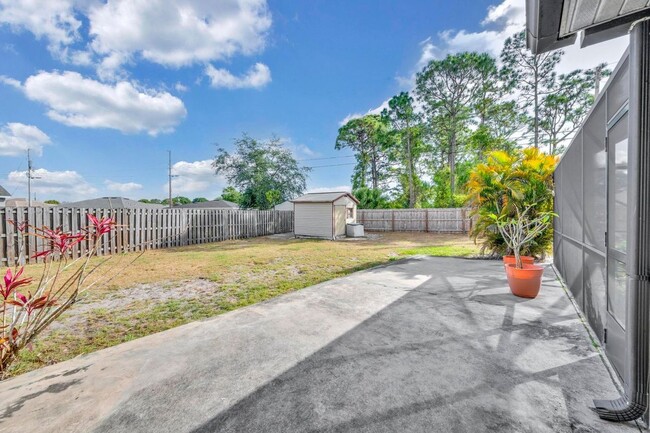 Building Photo - 214 SW Milburn Cir