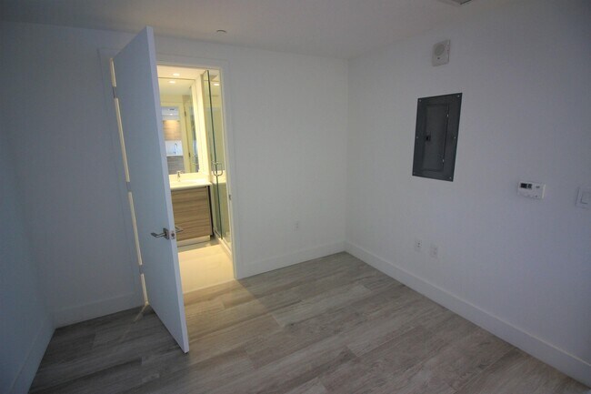 Building Photo - 121 NE 34th St