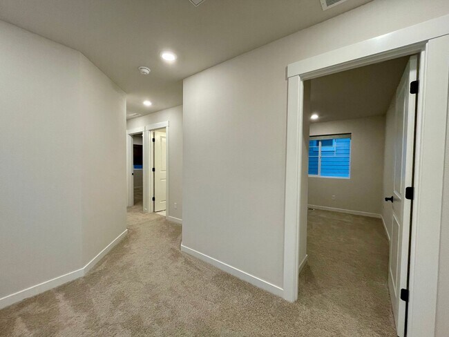 Building Photo - 18406 SW Buckhorn Dr